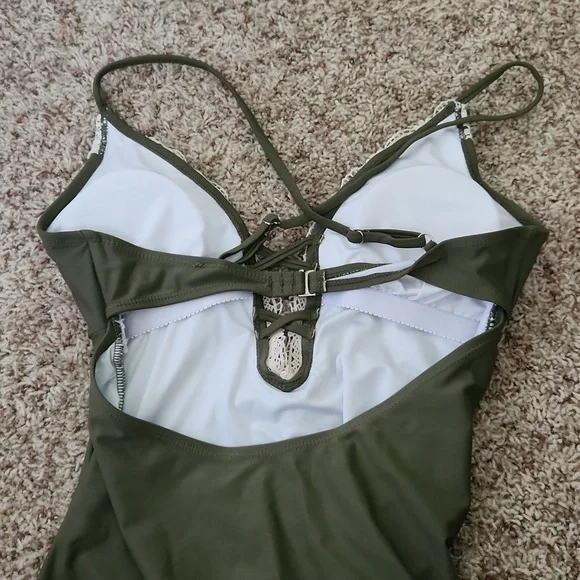 Cupshe Deep V swimsuit - Picture 4 of 4